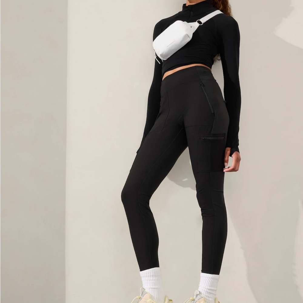 ATHLETA Hybrid high rise cargo legging size 2 GENTLY used